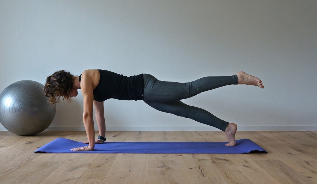 esercizio di pilates che rinforza i muscoli addominali e braccia