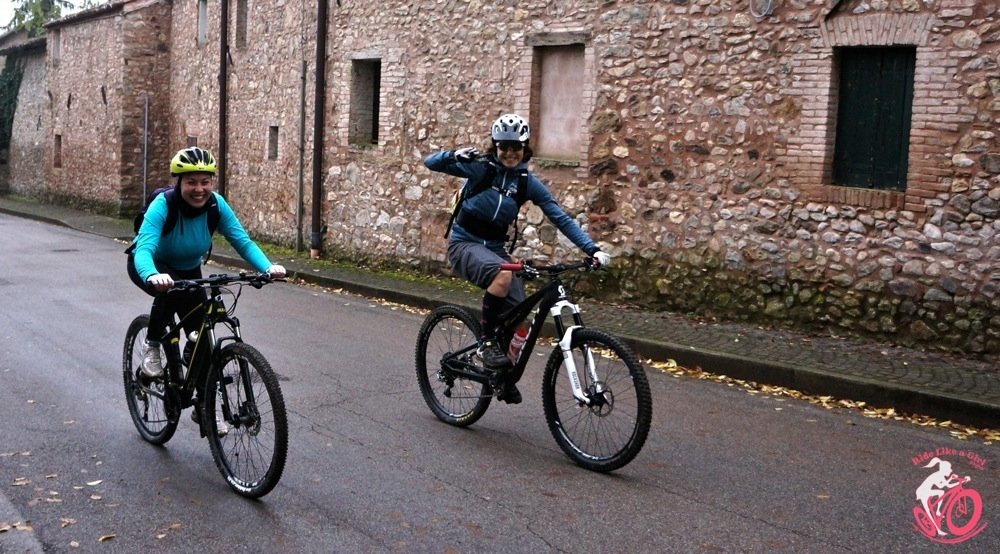 Giulia e una ragazza che ha preso parte alla pedalata ride like a girl sui Colli Euganei