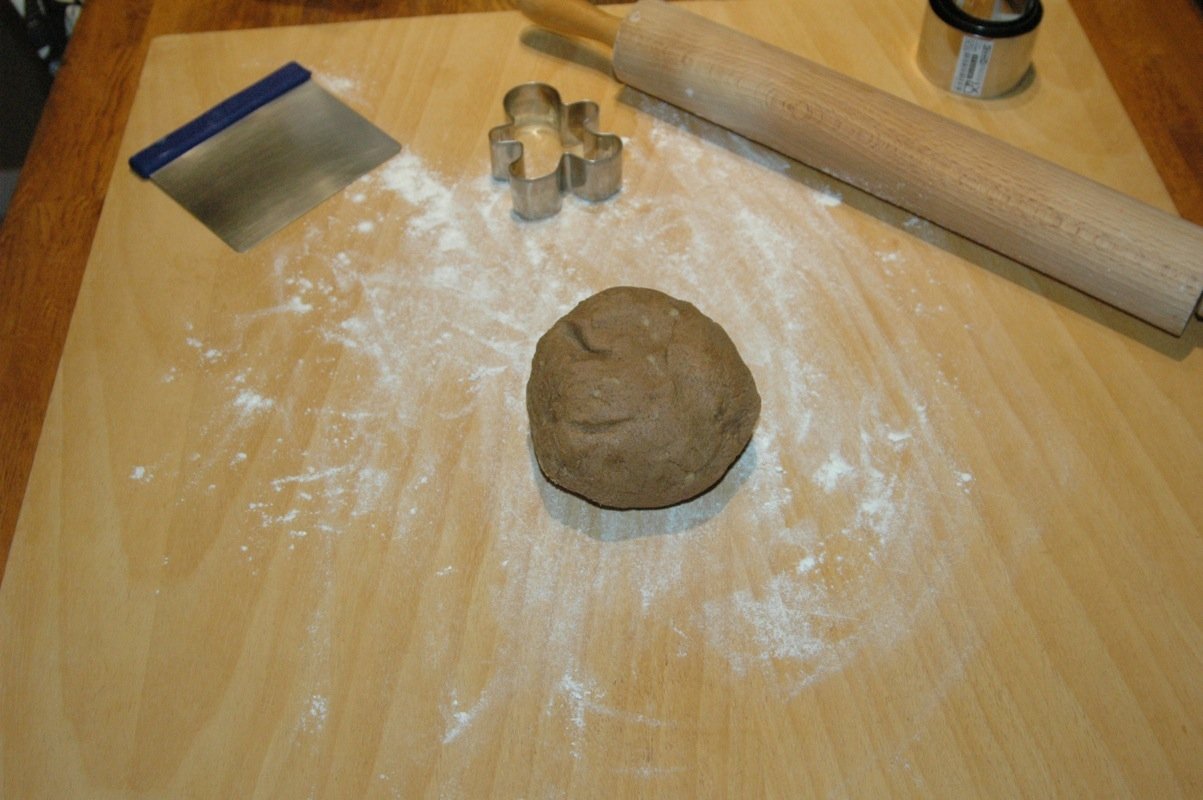 impasto per fare i biscotti a forma di omini di pan di zenzero
