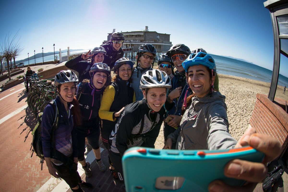 ragazze mentre si fanno un selfie sulla spiaggia di Follonica