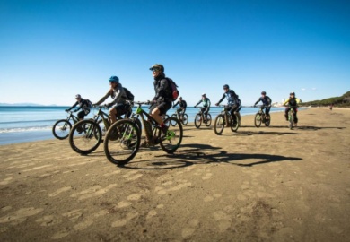 pedalare d'inverno donne in bici sulla spiaggia di Follonica
