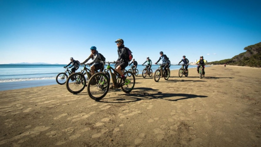 pedalare d'inverno donne in bici sulla spiaggia di Follonica