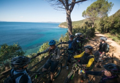 pedalare d'inverno in mtb le ragazze lungo la strada che porta a Calaviolina
