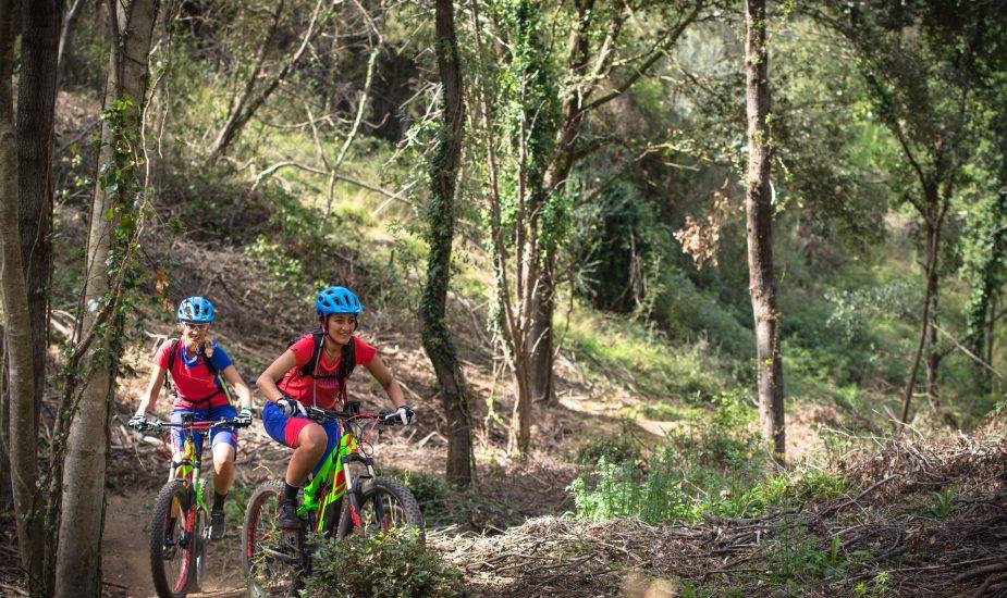 ragazze in mountain bike in Toscana