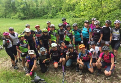 il gruppo di trenta ragazze che hanno partecipato al Ride Like a Girl di Conegliano