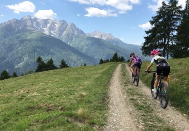 Paola Pezzo in bici per il Ponte di Legno Tonale Bike Days