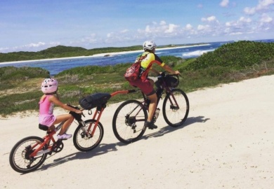 cicloturismo con i bambini Serena Cugno traina la figlia con il cammellino
