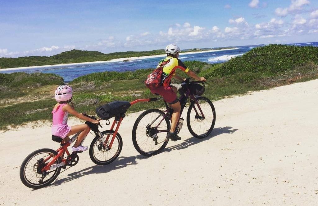 cicloturismo con i bambini Serena Cugno traina la figlia con il cammellino