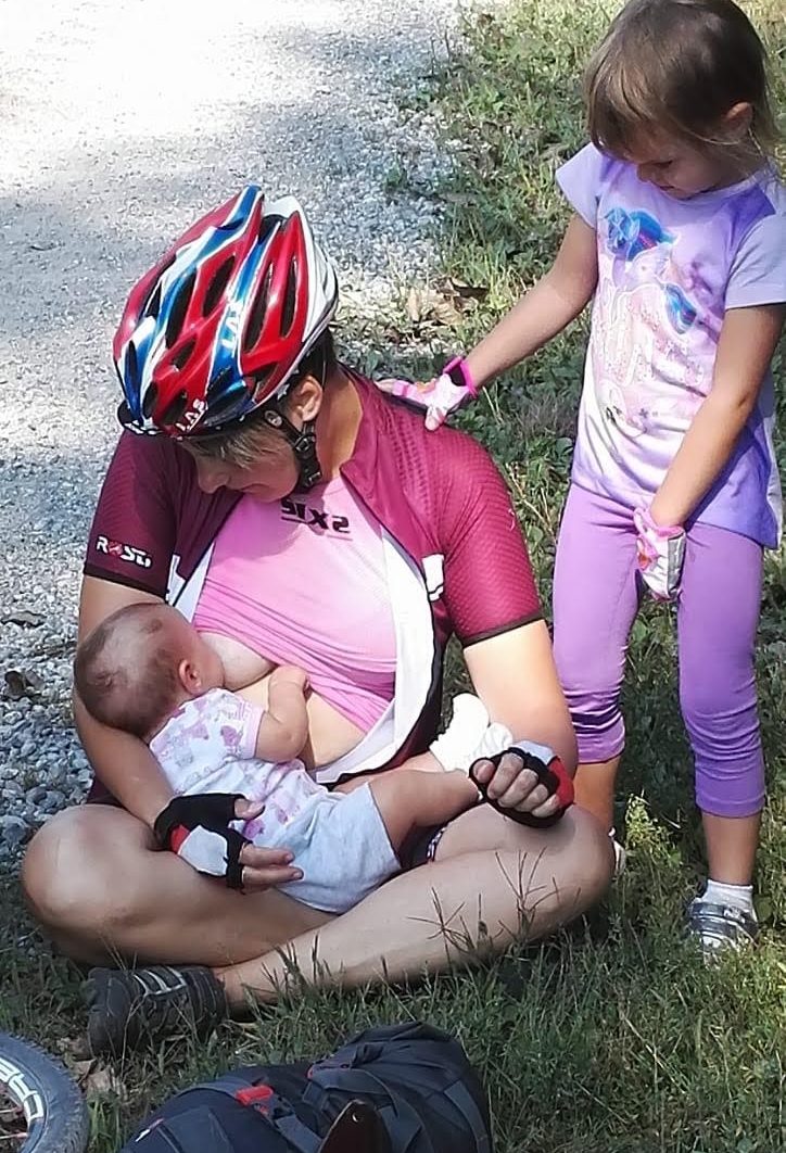 mamma che allatta durante un viaggio in bici