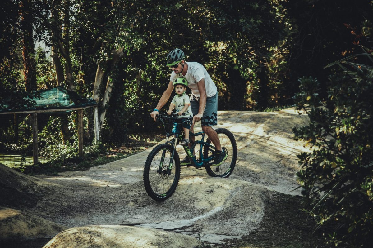 Papà e Bruno con il seggiolino bici per bambini in pump track